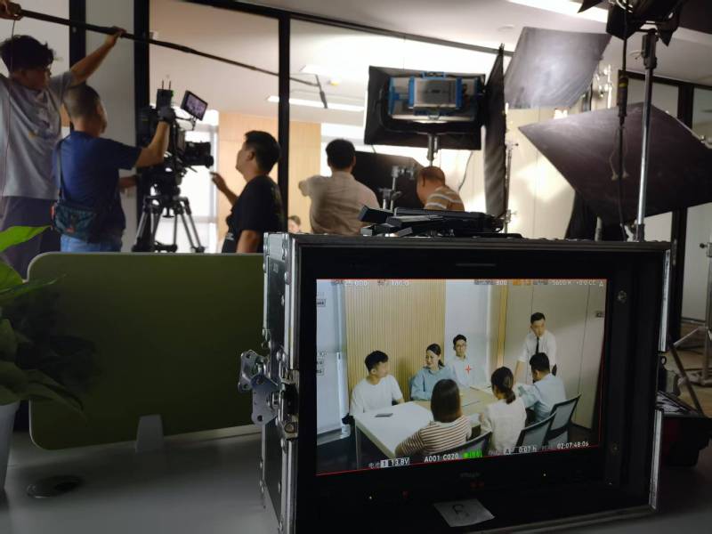 镜湖区TVC拍摄公司：科技产品视觉化大师，诠释未来感与功能美学
